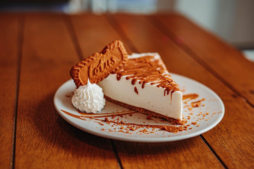 Um Pedaco De Cheesecake Em Um Prato Branco HszGPnZGB3A