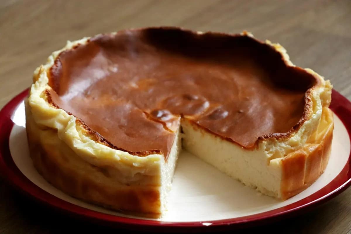 Qual tamanho de cheesecake inteiro serve 12 pessoas?