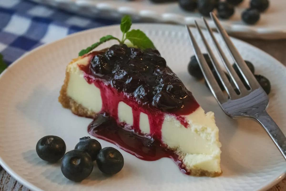 Cheesecake inteiro vem com calda separada?