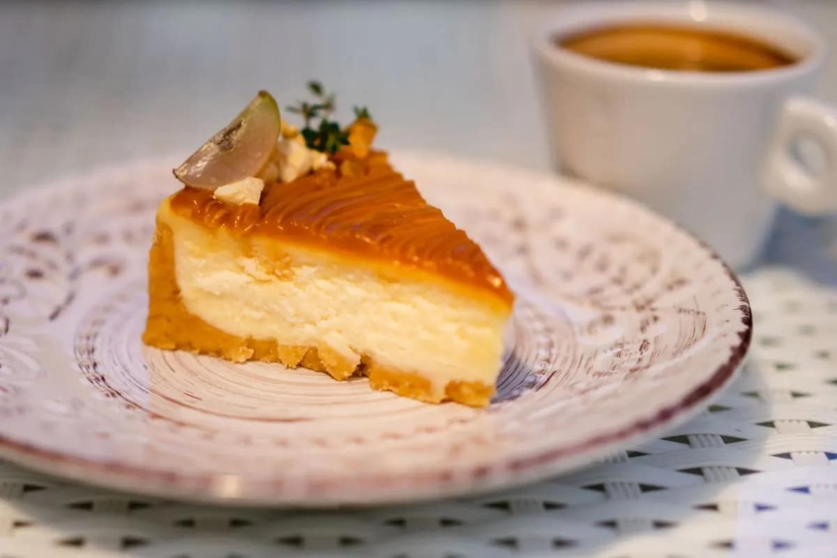 Fatia de cheesecake com café da tarde: combina?