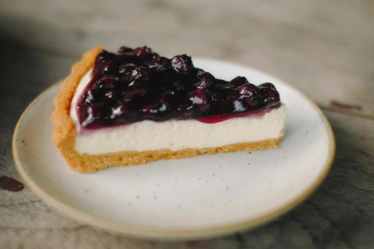 Como oferecer cheesecake em fatia como sobremesa no restaurante?
